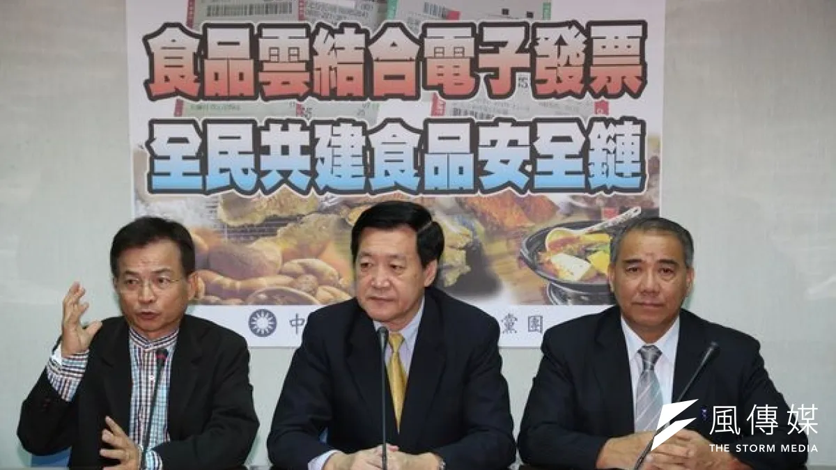 餿油風暴之後,兩岸召開食品安全交流會議,將增設「兩岸食安協議」的大陸執行及聯絡窗口。圖為國民黨團食安記者會。(資料照/余志偉攝)