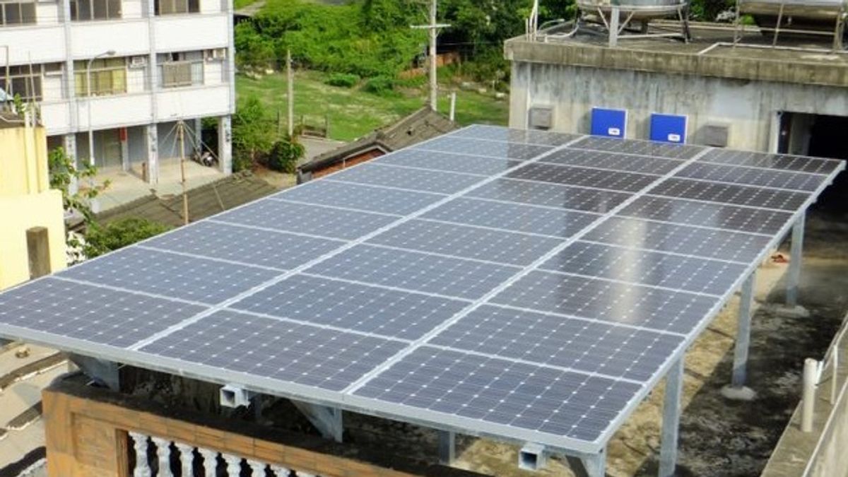 筆者認為,人類對「清潔能源」的迷思可能正在自掘熱室陷阱。特別是太陽能板的大量佈設,不僅降低地表反照率,也帶來熱廢能,反而加速暖化與水氣循環失調,進一步誘發洪災與熱浪。(取自太陽能發電推廣網) 筆者認為,人類對「清潔能源」的迷思可能正在自掘熱室陷阱。特別是太陽能板的大量佈設,不僅降低地表反照率,也帶來熱廢能,反而加速暖化與水氣循環失調,進一步誘發洪災與熱浪。(取自太陽能發電推廣網)