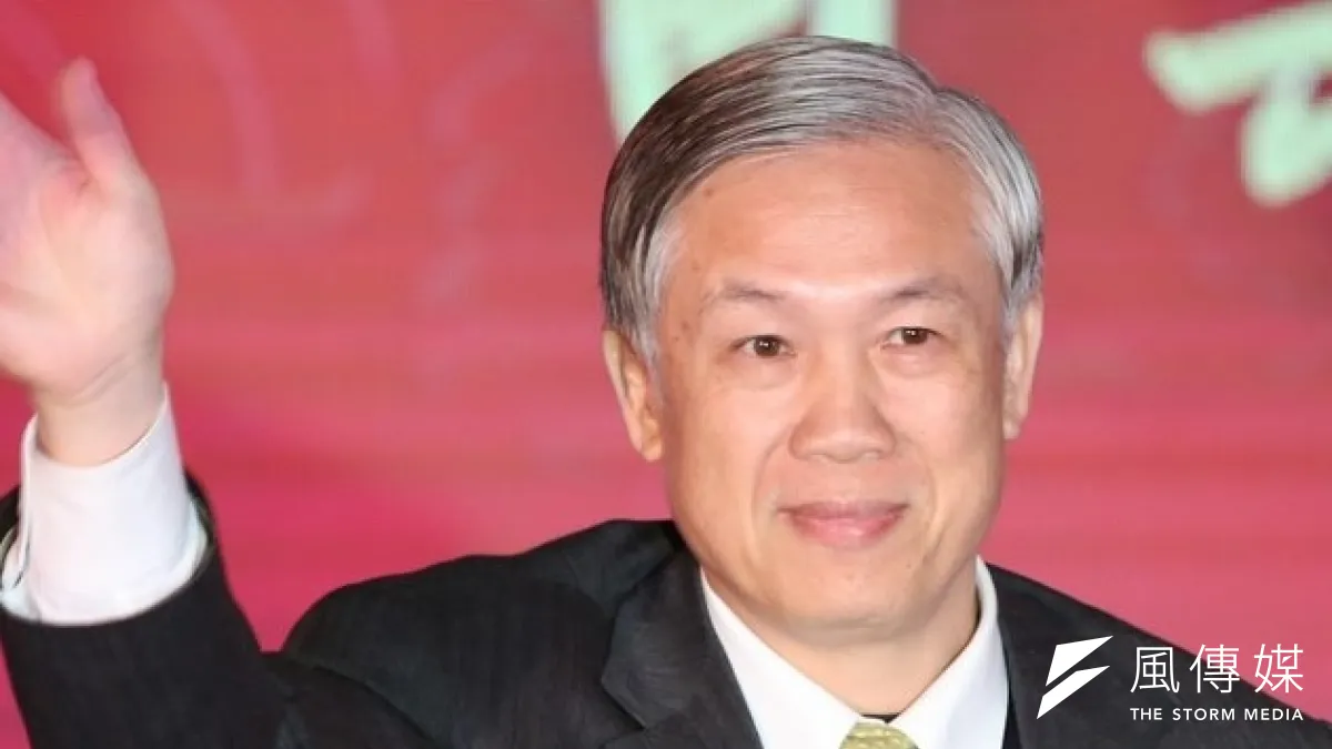 商總重選案底定,鄉林集團董事長賴正鎰確定當選理事長,在監事會召集人葉宗義的監交下,完成印信交接。 (余志偉攝)