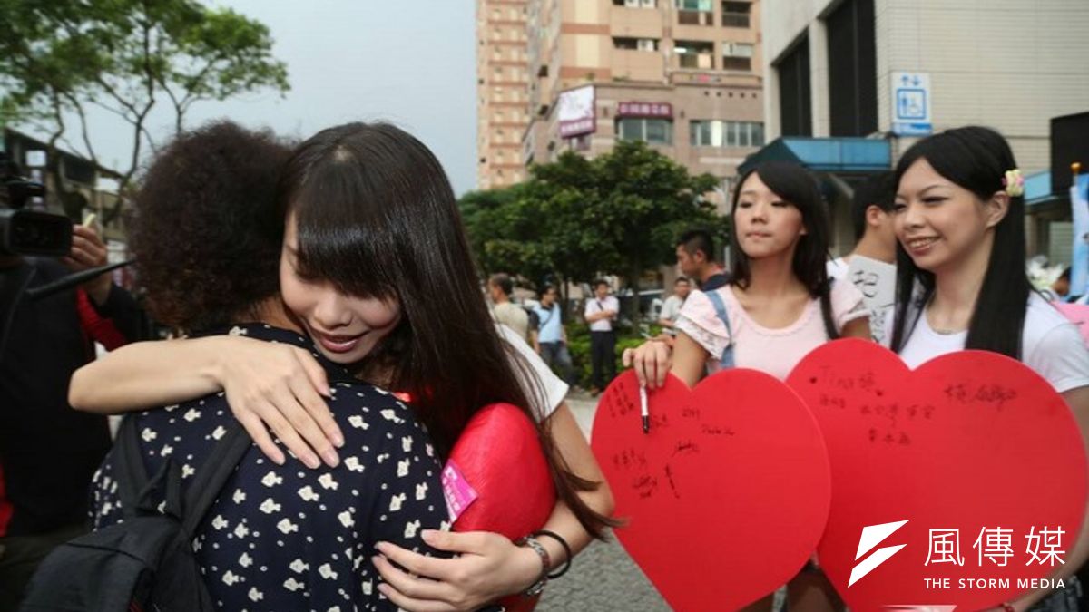 北捷發生隨機殺人命案,許多旅客成驚弓之鳥,新北市打算比照美國紐約市地鐵「守護天使」概念,將民間巡守隊納入捷運維安。(北捷血案後頭七活動,余志偉攝) 北捷發生隨機殺人命案,許多旅客成驚弓之鳥,新北市打算比照美國紐約市地鐵「守護天使」概念,將民間巡守隊納入捷運維安。(北捷血案後頭七活動,余志偉攝)