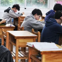 九二共識之所以在青年世代眼中幾乎只剩負面標籤,真只是「國民黨不會講話」嗎?恐怕不止。更深一層的原因,正在於台灣近年公共教育與政治敘事,已把台灣與中國近代史之間原本複雜而真實的連結,講得越來越薄。(資料照,柯承惠攝) 九二共識之所以在青年世代眼中幾乎只剩負面標籤,真只是「國民黨不會講話」嗎?恐怕不止。更深一層的原因,正在於台灣近年公共教育與政治敘事,已把台灣與中國近代史之間原本複雜而真實的連結,講得越來越薄。(資料照,柯承惠攝)