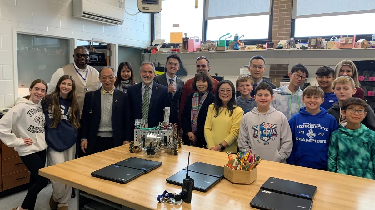 Holmdel High School 校園參訪,與國中部創造力課程師生經驗交流後合照。(圖/新北市教育局提供)