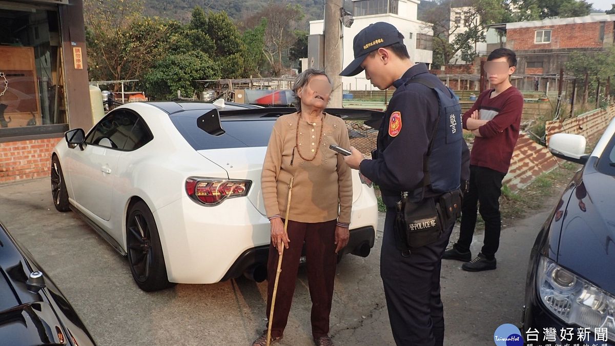 熱茶暖身更暖心 正義警助迷途失智嬤返家 熱茶暖身更暖心 正義警助迷途失智嬤返家