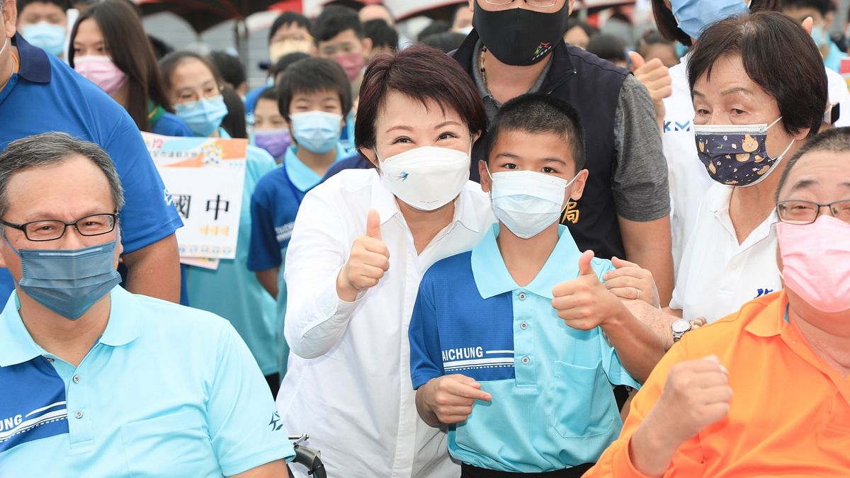 盧秀燕與宣誓代表11歲小小金牌選手合影。(圖/台中市政府) 盧秀燕與宣誓代表11歲小小金牌選手合影。(圖/台中市政府)