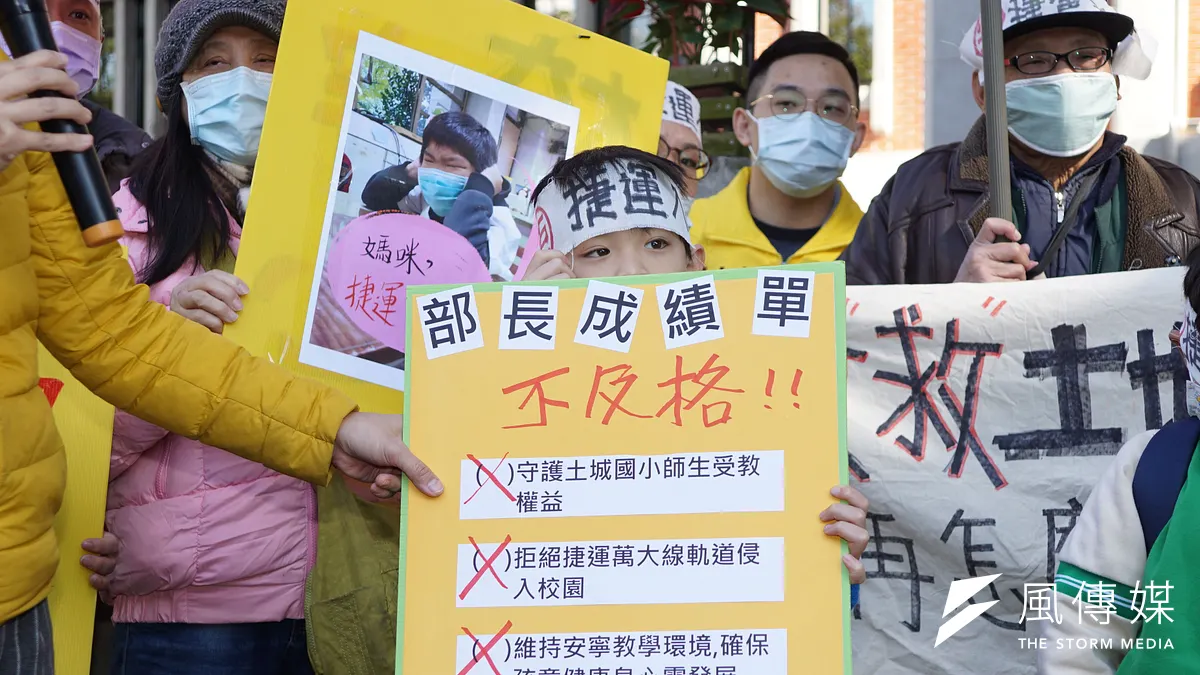土城國小家長自救會13日於教育部前召開記者會,抗議捷運萬大線毀壞土城國小校園。圖為學童要將不及格的成績單交給部長潘文忠。(盧逸峰攝) 土城國小家長自救會13日於教育部前召開記者會,抗議捷運萬大線毀壞土城國小校園。圖為學童要將不及格的成績單交給部長潘文忠。(盧逸峰攝)