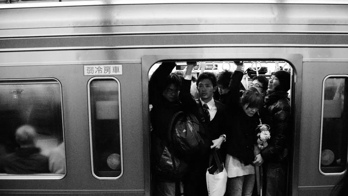 日本為了解決電車癡漢的問題,已經有保險公司推出「癡漢冤罪保險」。(圖取自Wry2010@Flickr) 日本為了解決電車癡漢的問題,已經有保險公司推出「癡漢冤罪保險」。(圖取自Wry2010@Flickr)