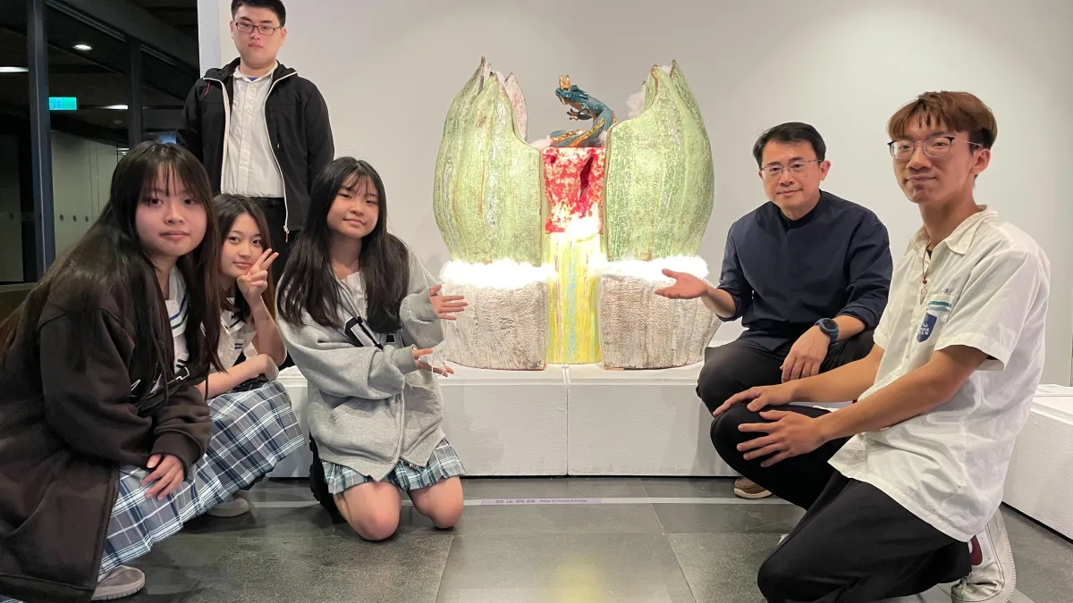 《生靈龍苞》花朵造型猶如雙手合抱呵護新生,並與象徵吉祥的青龍組成裝置,生動地傳遞植物開花結果培育種子,展開新生命的發想概念。(圖/新北市立鶯歌陶瓷博物館)