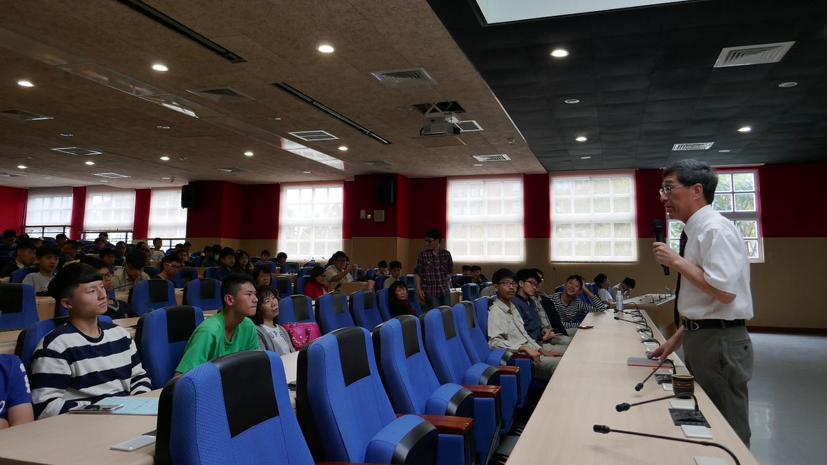 郭位至建中演講,小故事藏著大道理。(郭位提供) 郭位至建中演講,小故事藏著大道理。(郭位提供)