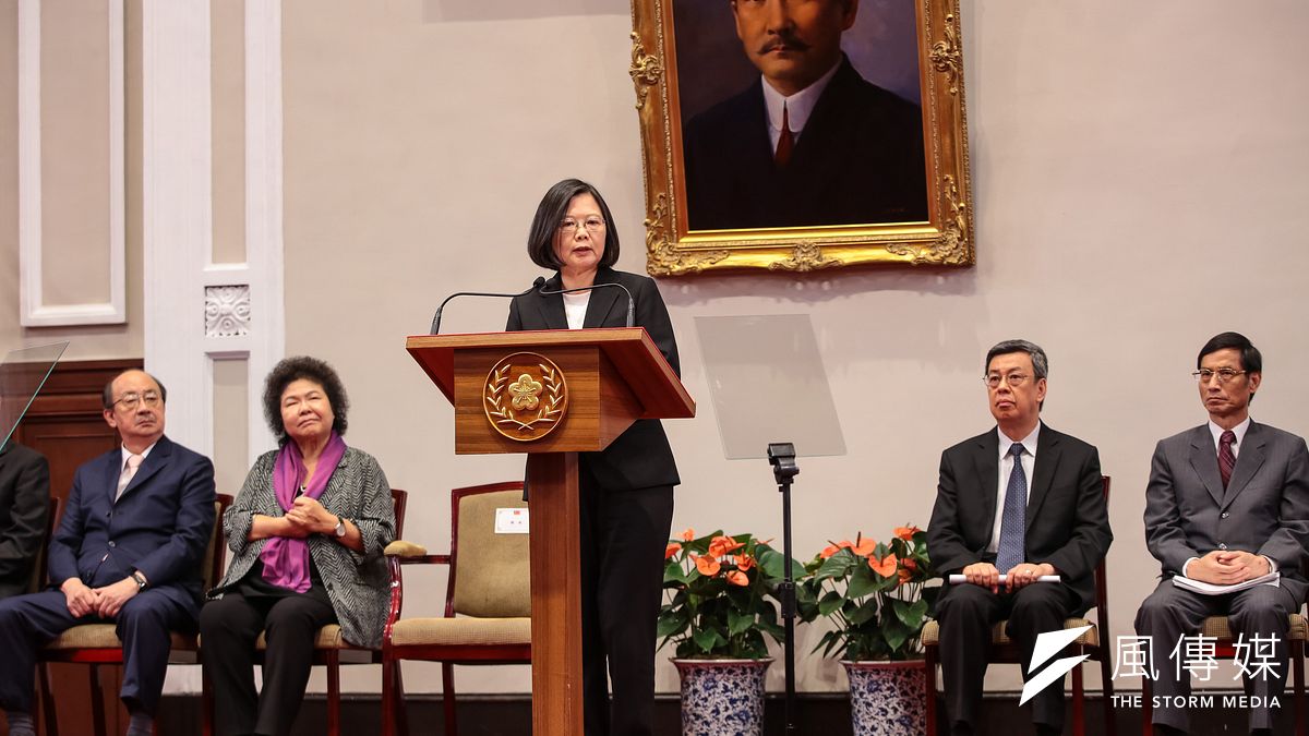 正副總統於6月21日在總統府記者會,對軍公教感謝、致歉。前總統陳水扁表示,他一年前在凱達格蘭餐會,也對軍公教表達感謝,「結果被『小英之友』罵到不行」。(資料照,顏麟宇攝) 正副總統於6月21日在總統府記者會,對軍公教感謝、致歉。前總統陳水扁表示,他一年前在凱達格蘭餐會,也對軍公教表達感謝,「結果被『小英之友』罵到不行」。(資料照,顏麟宇攝)