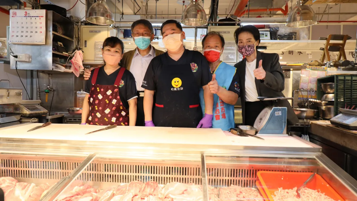 成功中繼市場於18日正式開幕,柯文哲市長、黃珊珊副市長、成功市場陳中明會長與攤商合照。(圖/台北市政府市場處提供)