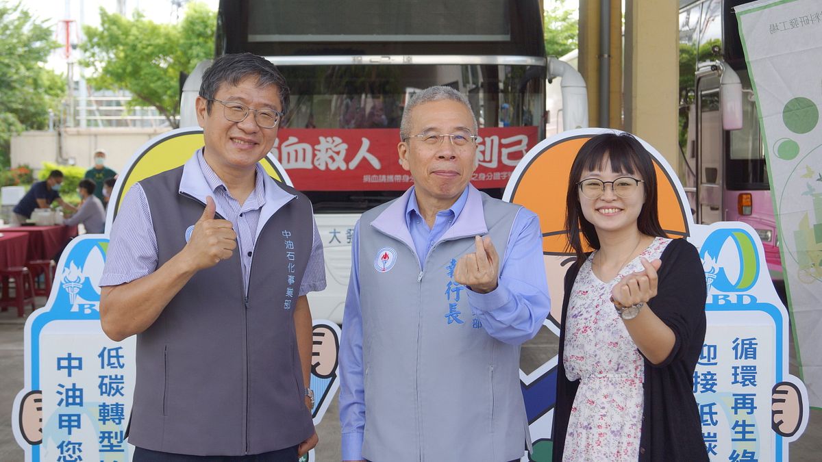 中油石化事業部主任王俊堯(左起)、執行長黃三泰、祕書杜於姍合影。(圖/中油石化事業部提供) 中油石化事業部主任王俊堯(左起)、執行長黃三泰、祕書杜於姍合影。(圖/中油石化事業部提供)