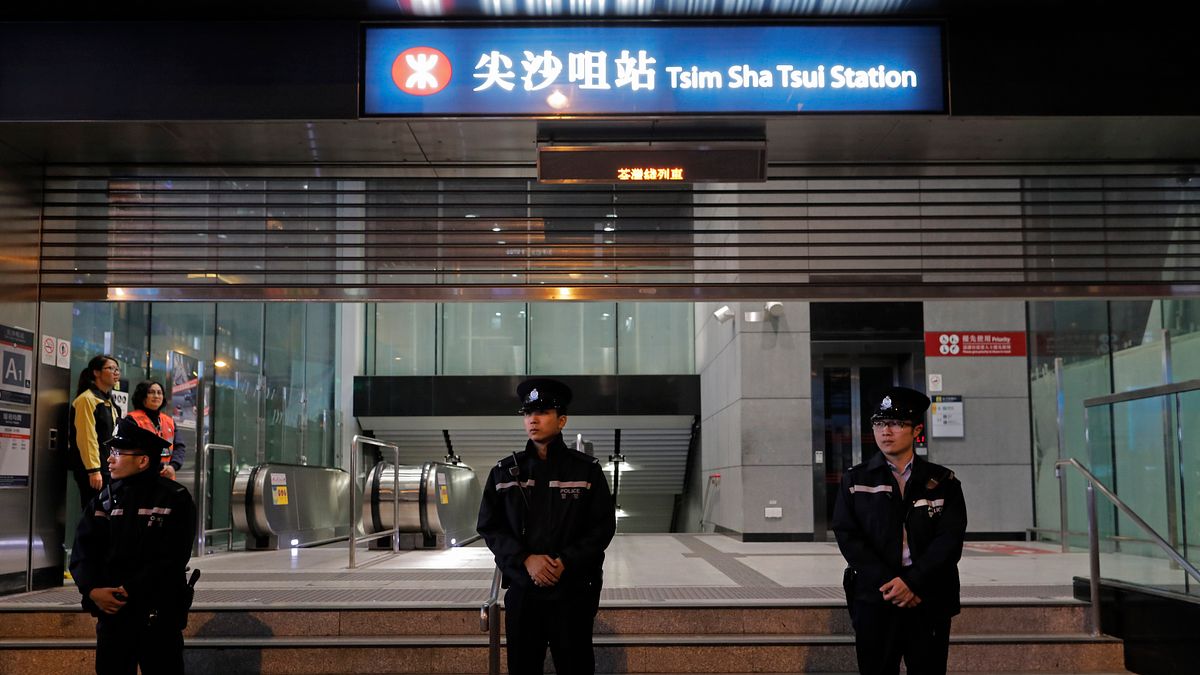 香港地鐵10日晚間發生縱火案,造成19人受傷,其中包含重傷的台籍旅客張欣茹,香港相關部門13日已願意豁免張欣茹醫療費用。圖為香港地鐵。(資料照,美聯社) 香港地鐵10日晚間發生縱火案,造成19人受傷,其中包含重傷的台籍旅客張欣茹,香港相關部門13日已願意豁免張欣茹醫療費用。圖為香港地鐵。(資料照,美聯社)