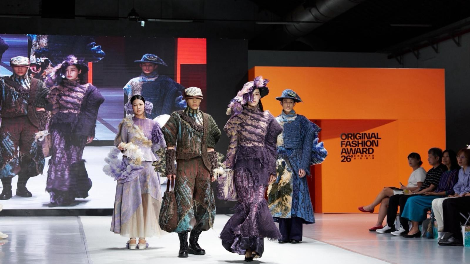 週末衝松菸看時裝秀!2026原創服裝大賞展64套新裝展示,可拆盔甲設計抱走首獎