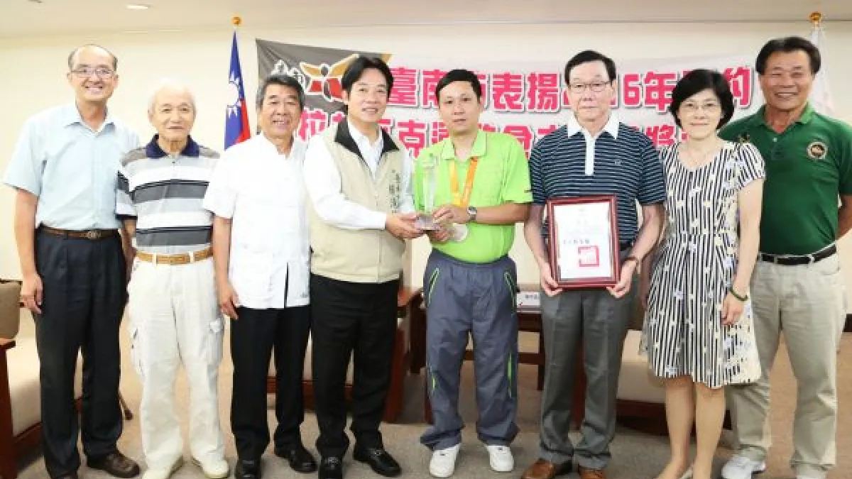 賴清德表揚2016年里約帕拉林匹克運動會獲獎選手程銘志,贈與「台南之光」的獎牌與獎座。(台南市政府提供)