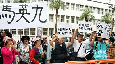 馬英九赴地院開庭 獨派團場外抗議(蘇仲泓攝)