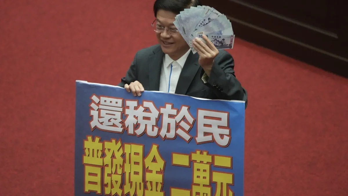 在野黨團所提出、目前已於立法院逕付二讀的「普發 2 萬元」(《全民共享經濟成果及穩定民生特別條例》草案),其「適法性」在法學界與朝野之間存在高度的憲政與財政法律爭議。(資聊照,中央社)