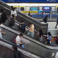台北メトロが提供する6つの「隠れた」無料サービスには、多言語対応のAIカスタマーサポートや女性用衛生用品・エチケット袋の無償提供、高速充電スポットなどが含まれ、安全性と定時運行率も世界トップクラスを誇る。(資料写真/柯承惠撮影) 台北メトロが提供する6つの「隠れた」無料サービスには、多言語対応のAIカスタマーサポートや女性用衛生用品・エチケット袋の無償提供、高速充電スポットなどが含まれ、安全性と定時運行率も世界トップクラスを誇る。(資料写真/柯承惠撮影)