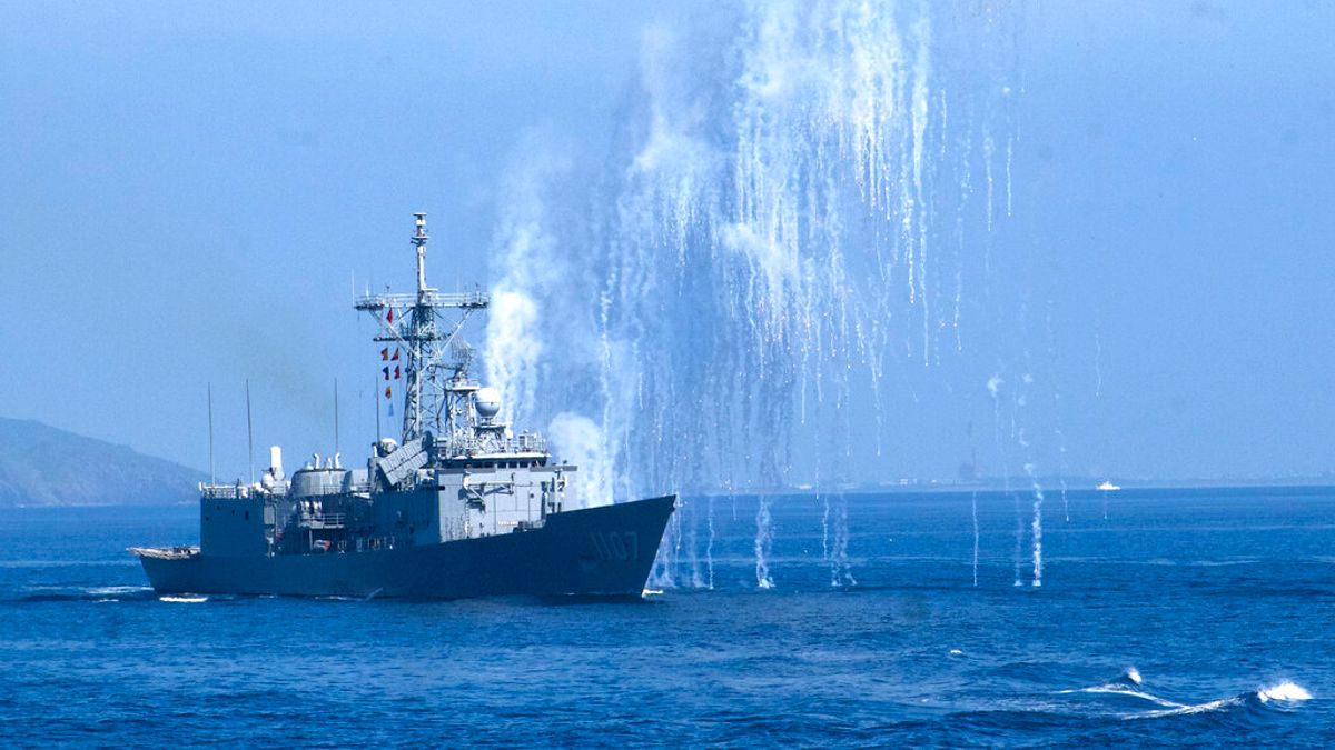 外媒經濟學人近日再度以封面故事指出台海安全情勢在川普上台後可能讓台灣會在未發一槍下落入中共的勢力範圍。(資料照,美聯社) 外媒經濟學人近日再度以封面故事指出台海安全情勢在川普上台後可能讓台灣會在未發一槍下落入中共的勢力範圍。(資料照,美聯社)