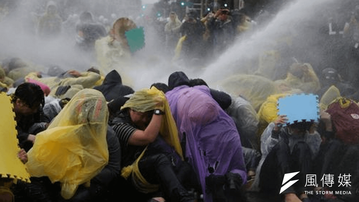 台北市警方28日動員消防車補水驅離佔領忠孝東西民眾。(余志偉攝) 台北市警方28日動員消防車補水驅離佔領忠孝東西民眾。(余志偉攝)