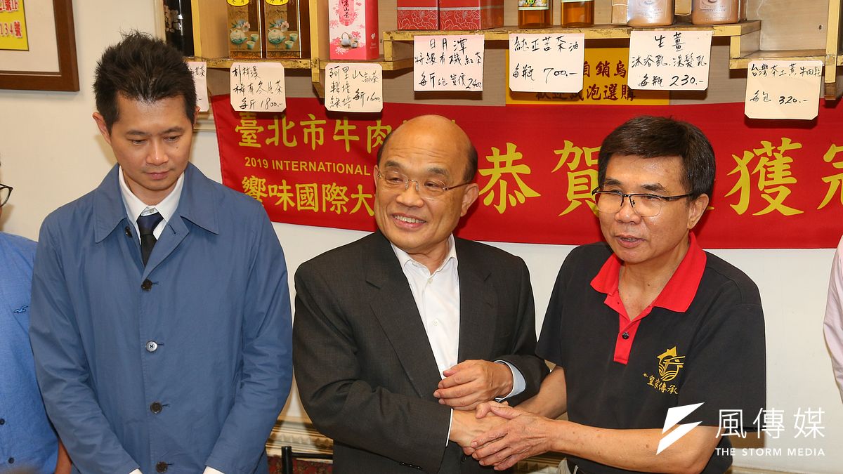 行政院長蘇貞昌(中)、發言人丁怡銘(左)13日至「皇家傳承牛肉麵重慶店」親自向老闆致歉。(資料照,顏麟宇攝) 行政院長蘇貞昌(中)、發言人丁怡銘(左)13日至「皇家傳承牛肉麵重慶店」親自向老闆致歉。(資料照,顏麟宇攝)