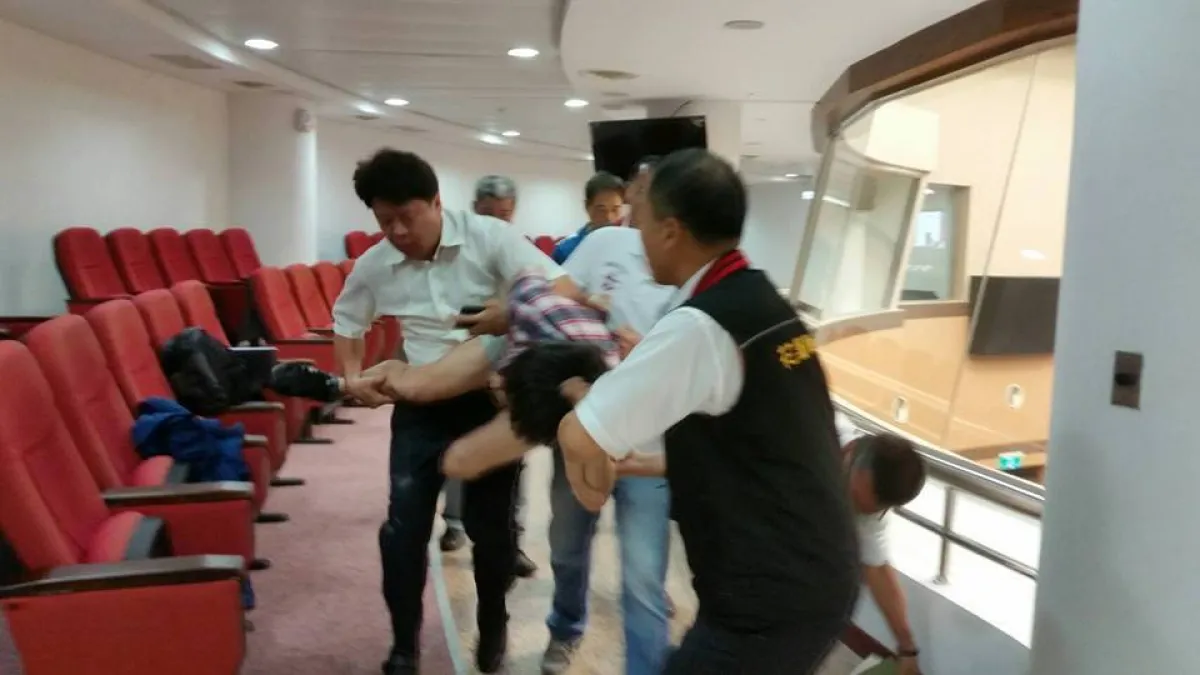東華大學學生社團「東華烏頭翁社」4日前往花蓮縣議會旁聽並進行直播,卻遭到議會人員與警方暴力對待。(東華烏頭翁社臉書)