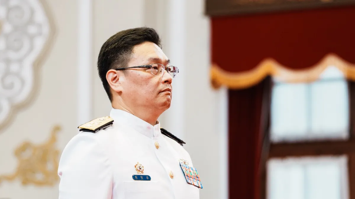 因應中國灰色地帶衝突加劇,原聖華成為第一位海軍中將副署長,將軍方作戰思維導入海巡署。(總統府提供)