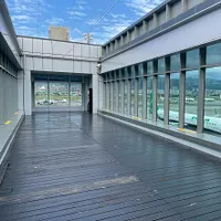 松山空港展望デッキは過去に45万人以上の来訪者数を記録し、老朽化に伴う破損で約2年間の改修を経て、今週土曜日に再オープンする予定です。(写真/交通部民用航空局提供) 松山空港展望デッキは過去に45万人以上の来訪者数を記録し、老朽化に伴う破損で約2年間の改修を経て、今週土曜日に再オープンする予定です。(写真/交通部民用航空局提供)