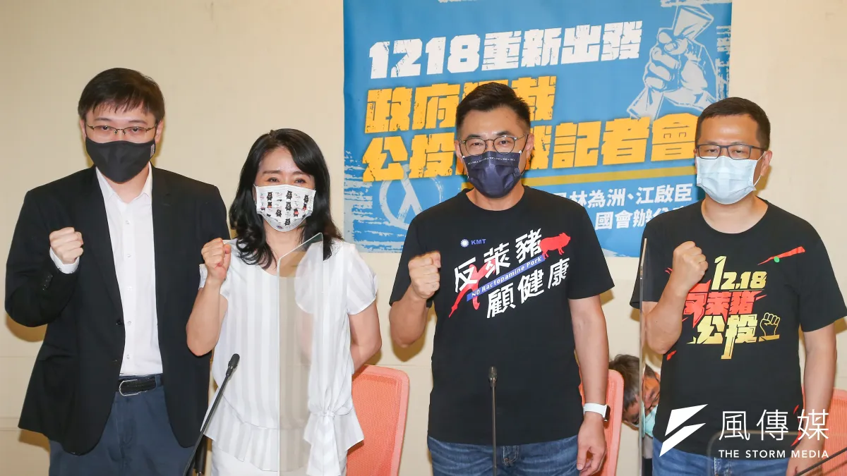 20210827-國民黨主席江啟臣(右二)、台北市議員羅智強(右一)、立委李貴敏(左二)27日出席「1218重新出發!政府獨裁、公投制裁!」記者會。(顏麟宇攝)