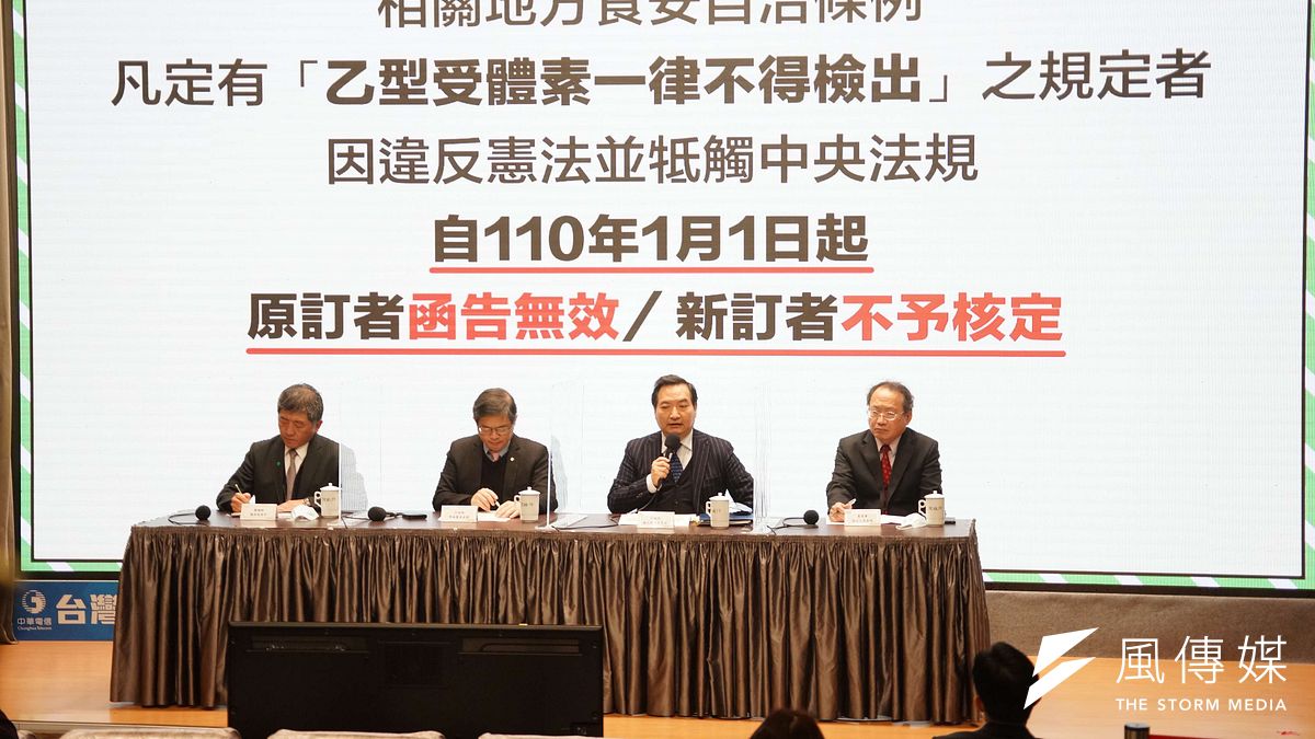 針對開放萊豬進口爭議,行政院31日召開記者會,政委羅秉成(右二)說明目前已訂地方自治條例將函告無效。對此,精神科醫師沈政男提出質疑。(盧逸峰攝) 針對開放萊豬進口爭議,行政院31日召開記者會,政委羅秉成(右二)說明目前已訂地方自治條例將函告無效。對此,精神科醫師沈政男提出質疑。(盧逸峰攝)