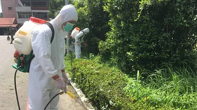 為防堵登革熱疫情擴散,國軍第四作戰區20日針對營區外等防疫死角,實施打掃、環境整理等預防性工作。圖為化學兵群部隊實施消毒。(國防部提供)