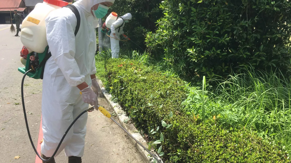 為防堵登革熱疫情擴散,國軍第四作戰區20日針對營區外等防疫死角,實施打掃、環境整理等預防性工作。圖為化學兵群部隊實施消毒。(國防部提供)