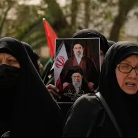 2026年4月3日、イラクの首都バグダッドのシーア派居住区カディミヤにて、イランの故最高指導者ハメネイ師と同氏の次男モジタバ氏の肖像画を掲げ、米国およびイスラエルによるイラン空爆に抗議するイラク人女性たち。(AP通信) 2026年4月3日、イラクの首都バグダッドのシーア派居住区カディミヤにて、イランの故最高指導者ハメネイ師と同氏の次男モジタバ氏の肖像画を掲げ、米国およびイスラエルによるイラン空爆に抗議するイラク人女性たち。(AP通信)