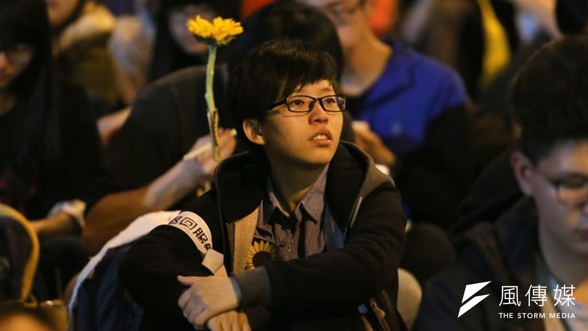 政大近日將遴選校長,學生會出考題,要求候選人對太陽花學運表態。圖為立法院前反服貿學生。(吳逸驊攝) 政大近日將遴選校長,學生會出考題,要求候選人對太陽花學運表態。圖為立法院前反服貿學生。(吳逸驊攝)