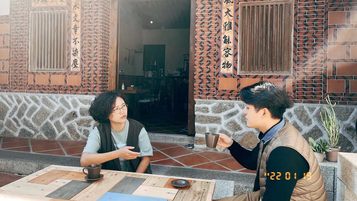 金門「南山85號民宿」陳淑亭(左)親切的待客之道,吸引了許多回頭客。(圖/勞動力發展署北分署提供) 金門「南山85號民宿」陳淑亭(左)親切的待客之道,吸引了許多回頭客。(圖/勞動力發展署北分署提供)