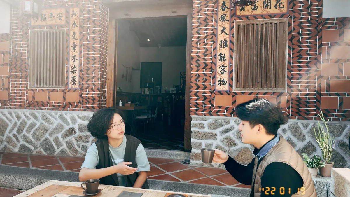 金門「南山85號民宿」陳淑亭(左)親切的待客之道,吸引了許多回頭客。(圖/勞動力發展署北分署提供)