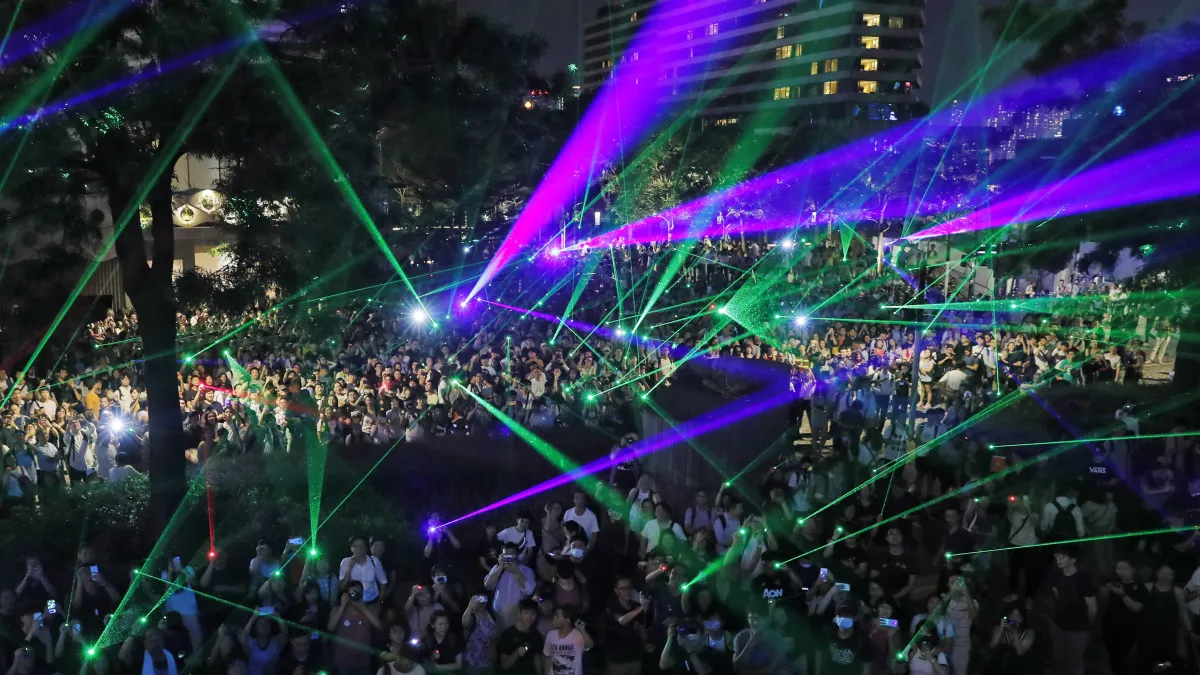 香港反送中浪潮延燒至澳洲,圖為示威群眾在香港拿觀星用雷射筆抗議(AP)