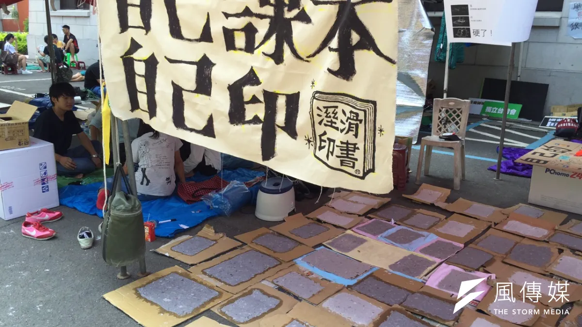 反課綱學生持續在教育部前靜坐,但國民黨立委認為,多數民眾反對課綱政治力介入反課綱,因此不宜召開立院臨時會討論課綱問題。(吳友友攝)