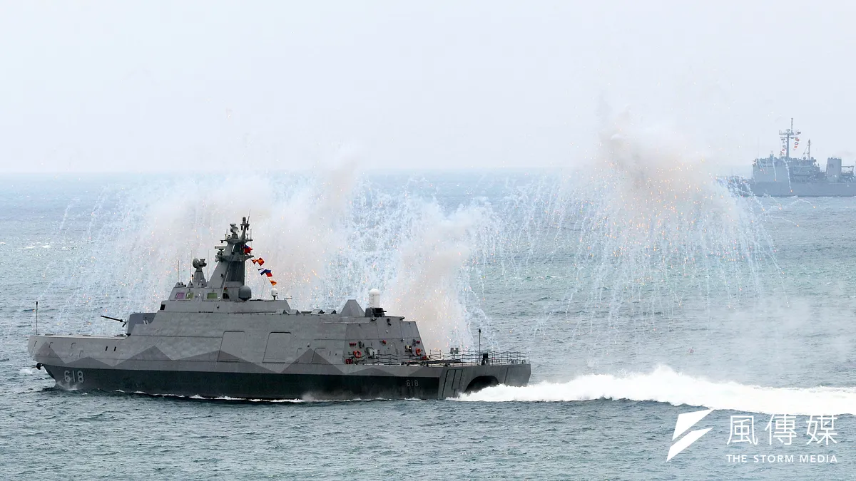軍方指出,智慧型水雷在反登陸作戰中「便宜又好用」,而目前海軍已編列9億多元預算,將打造10餘艘快速布雷艇,而在此之前,海軍其他艦艇,甚至動員機漁船也能進行海上布雷。圖中為沱江軍艦參與反登陸作戰演練並施放干擾絲。(資料照,蘇仲泓攝) 軍方指出,智慧型水雷在反登陸作戰中「便宜又好用」,而目前海軍已編列9億多元預算,將打造10餘艘快速布雷艇,而在此之前,海軍其他艦艇,甚至動員機漁船也能進行海上布雷。圖中為沱江軍艦參與反登陸作戰演練並施放干擾絲。(資料照,蘇仲泓攝)