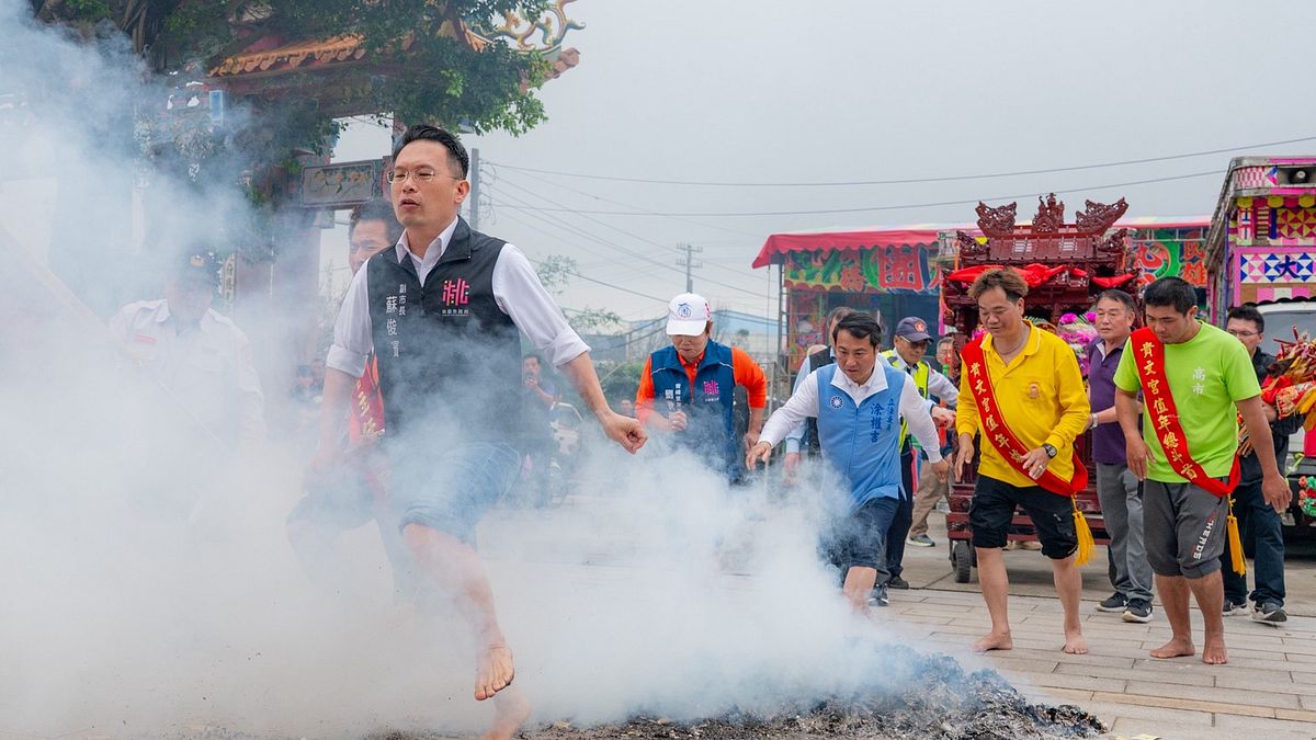 全台唯一「九府千歲」在大園!130年赤腳過火大典,連副市長都脫鞋踩火堆