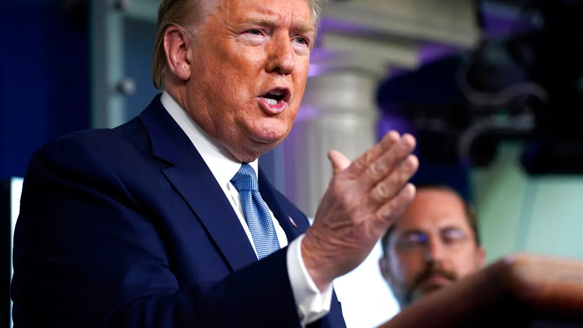 嚴峻的疫情讓川普支持度來到新高,連任之路日穩。(美聯社)