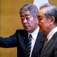 垂秀夫元駐中国大使が新著を出版し、日中関係について論じた。写真は3月22日に行われた日中ハイレベル経済対話で、中国の王毅外交部長と日本の岩屋毅外務大臣。(AP通信) 垂秀夫元駐中国大使が新著を出版し、日中関係について論じた。写真は3月22日に行われた日中ハイレベル経済対話で、中国の王毅外交部長と日本の岩屋毅外務大臣。(AP通信)