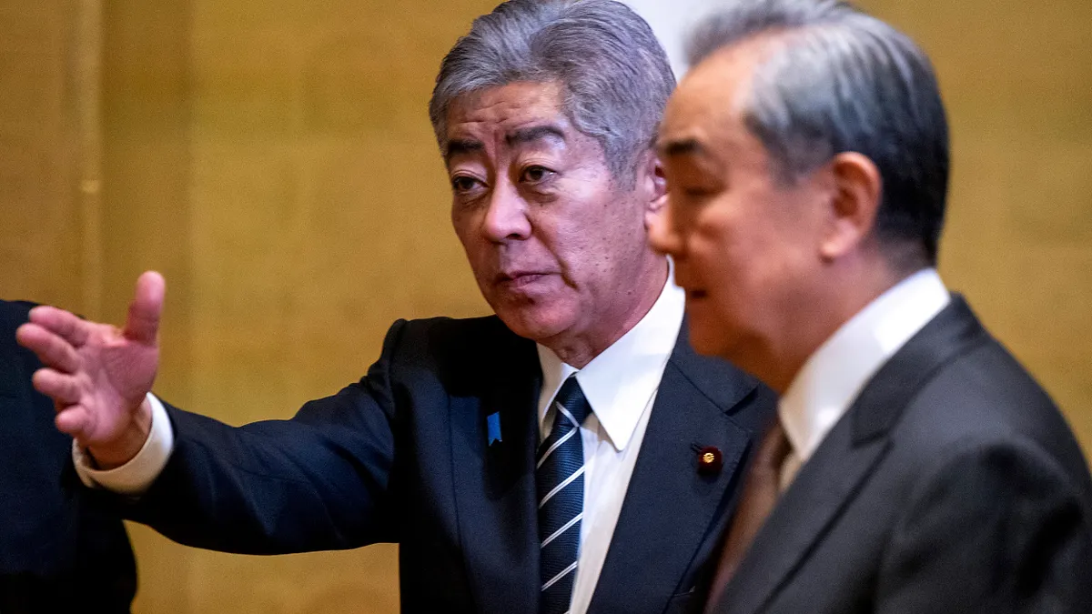 垂秀夫元駐中国大使が新著を出版し、日中関係について論じた。写真は3月22日に行われた日中ハイレベル経済対話で、中国の王毅外交部長と日本の岩屋毅外務大臣。(AP通信)