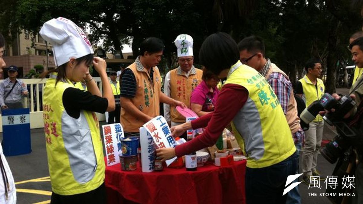 頂新爛案引發社會憤怒,各方抵制不斷,經濟部忙切割強調頂新非台商回台投資輔導方案廠商。圖為台聯立委抵制頂新活動。(資料照片,何孟奎攝) 頂新爛案引發社會憤怒,各方抵制不斷,經濟部忙切割強調頂新非台商回台投資輔導方案廠商。圖為台聯立委抵制頂新活動。(資料照片,何孟奎攝)