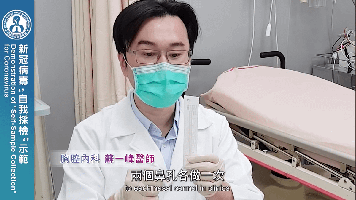 蘇醫師建議,兩隻採驗棒可個做一邊鼻孔。(圖/截自蘇一峰醫師影片) 蘇醫師建議,兩隻採驗棒可個做一邊鼻孔。(圖/截自蘇一峰醫師影片)