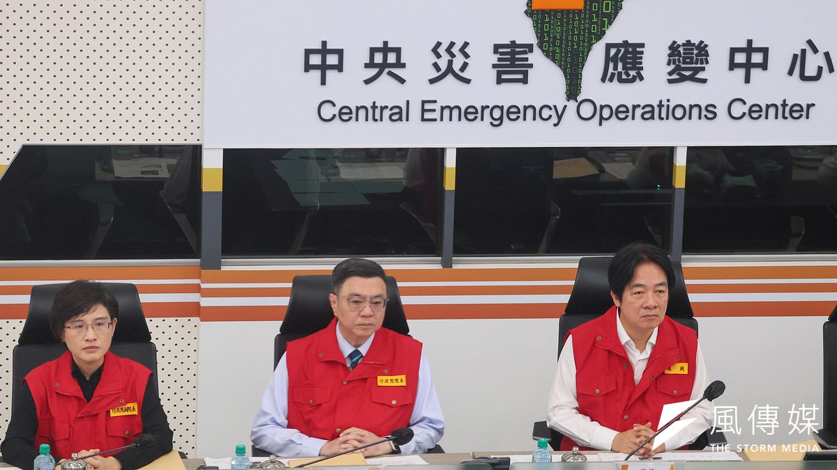 總統賴清德(右起)、行政院長卓榮泰、行政院副院長鄭麗君24日視導「凱米颱風中央災害應變中心第五次工作會報」。(顏麟宇攝) 總統賴清德(右起)、行政院長卓榮泰、行政院副院長鄭麗君24日視導「凱米颱風中央災害應變中心第五次工作會報」。(顏麟宇攝)