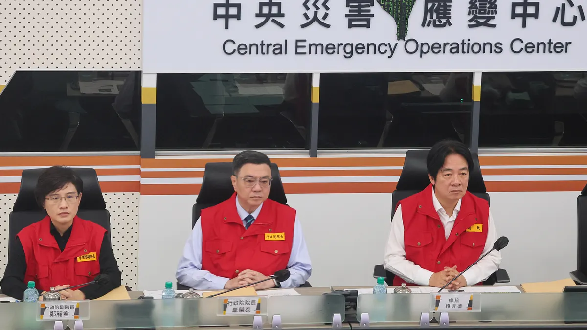 執行賴清德(右)意志的卓榮泰(中)內閣受朝小野大限制,以及溝通能力確實有問題,施政上屢屢碰壁。(顏麟宇攝) 執行賴清德(右)意志的卓榮泰(中)內閣受朝小野大限制,以及溝通能力確實有問題,施政上屢屢碰壁。(顏麟宇攝)