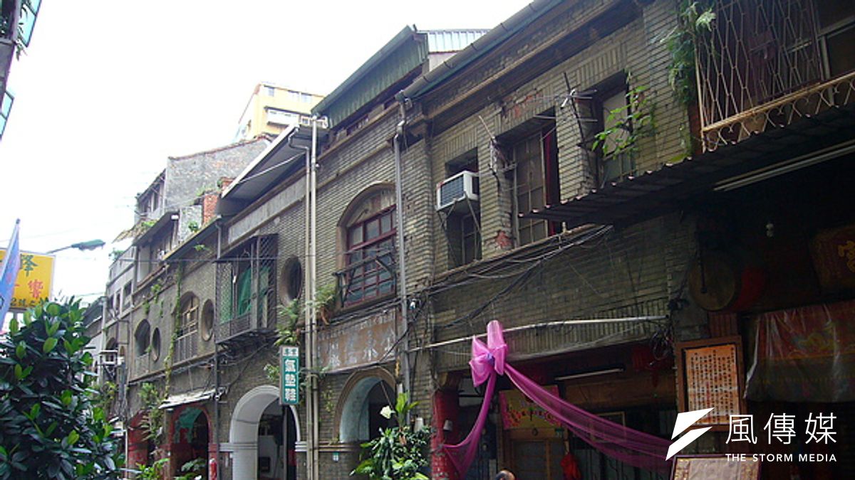 「無論『事前』的程序設計如何周密嚴謹,不同意戶最後可能還是會不同意,此時在制度設計上所應考量者,則應是如何透過『專業法庭的分工設計』,及『時間上的密集迅速審理』,讓個案爭執都能夠在最短時間內獲得司法的最終裁決。」圖為歸綏街、寧夏路兩側街屋。(翻攝自google map) 「無論『事前』的程序設計如何周密嚴謹,不同意戶最後可能還是會不同意,此時在制度設計上所應考量者,則應是如何透過『專業法庭的分工設計』,及『時間上的密集迅速審理』,讓個案爭執都能夠在最短時間內獲得司法的最終裁決。」圖為歸綏街、寧夏路兩側街屋。(翻攝自google map)