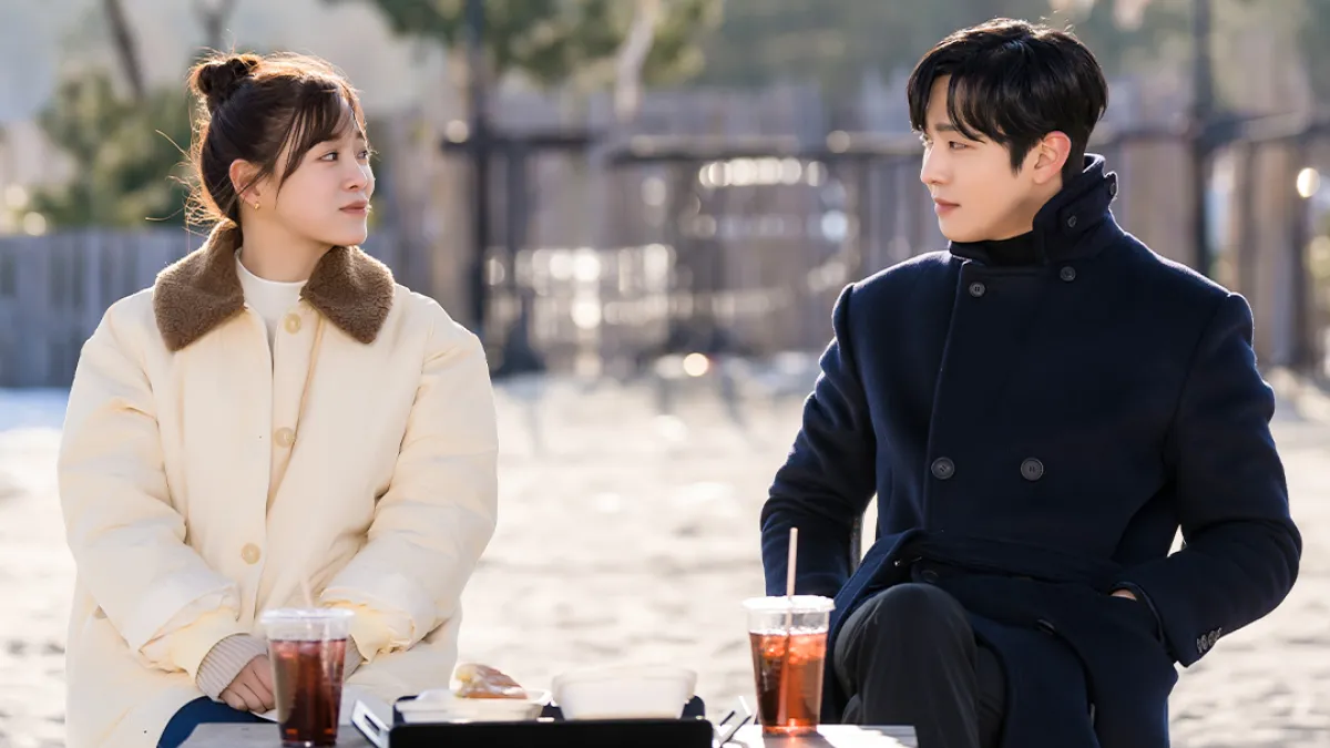 Netflix黑馬韓劇《社內相親》劇情講述家裡開炸機店的平凡女主角,因為幫富二代好友相親,結果對象竟是自己公司的社長,發生一連串搞笑事蹟的戀愛故事。(圖/翻攝自SBS DRAMA臉書)