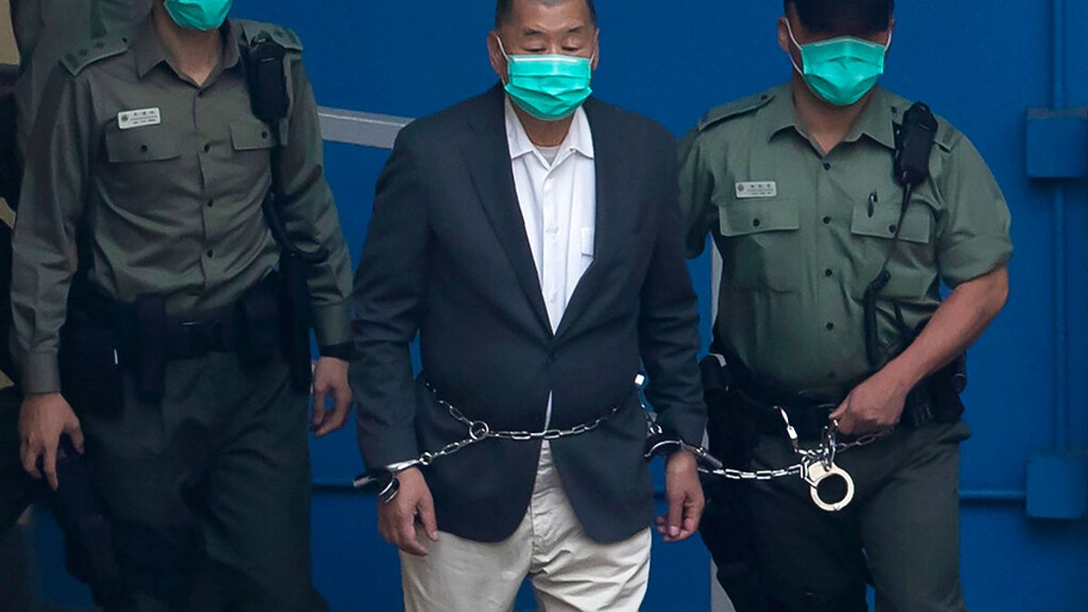 現年72歲的壹傳媒創辦人黎智英被上銬送往法院出庭。(美聯社) 現年72歲的壹傳媒創辦人黎智英被上銬送往法院出庭。(美聯社)