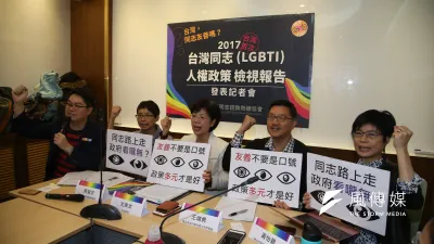 台灣首次《2017台灣同志(LGBTI)人權政策檢視報告》出爐,(左起)杜思誠、蔡瑩芝、尤美女、王增勇、黃怡碧。(陳明仁攝)